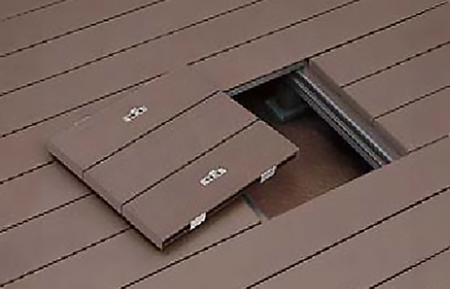フロアハッチ　取り外し式の蓋ウッドデッキの点検口